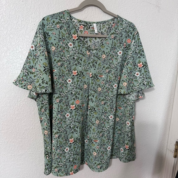 Beautiful light weight new blouse easy - Picture 3 of 11